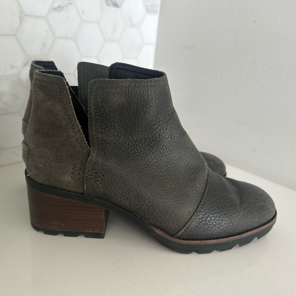 Sorel Cate Cut-Out Boot Womens 7.5 Waterproof Gray Leather Heel Bootie Grunge